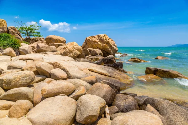Tatlım Chong cape Nha Trang, Vietnam'da bir yaz günü, taş bahçe