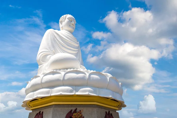 Большой Белый Будда Пагоде Лонг Сон Нячанге Вьетнам Летний День — стоковое фото