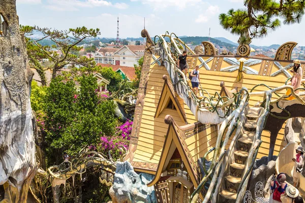 Da Lat, Vietnam - 19 Haziran 2018: Vietnam'da Dalat, bir yaz günü çılgın House (asmak Nga guesthouse)
