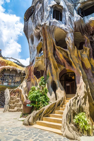 Da Lat, Vietnam - 19 Haziran 2018: Vietnam'da Dalat, bir yaz günü çılgın House (asmak Nga guesthouse)