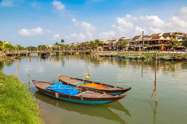 ホイアンの伝統的なボート 夏の日のベトナム — ストック写真