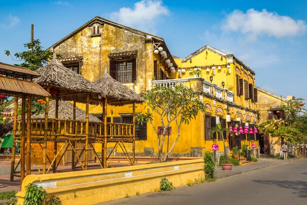 Renkli sokak Hoi An, Vietnam bir yaz günü içinde