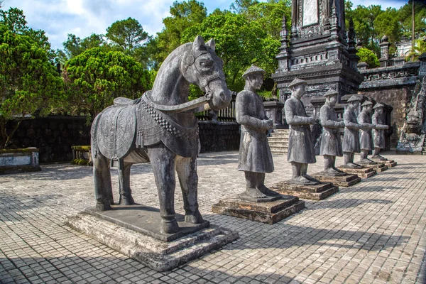 Khai Dinh Türbesi Manadarin hnour ile bir yaz günü Hue, Vietnam koru
