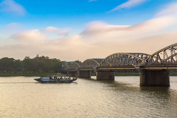 Hue, Vietnam için CAU Truong Tien Bridge'de bir yaz günü