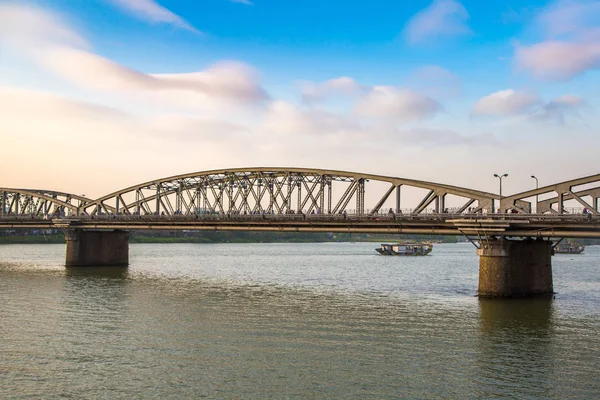 Hue, Vietnam için CAU Truong Tien Bridge'de bir yaz günü