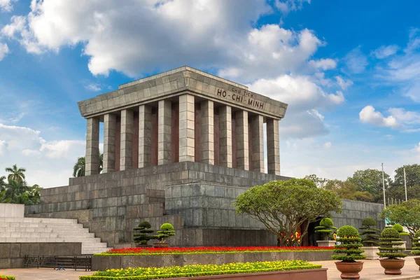 Ho Chi Minh Mausoleum Hanoi, Vietnam bir yaz günü içinde