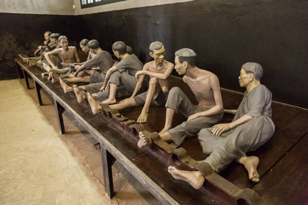 ХАНОЙ, ВЬЕТНАМ - 7 июня 2018 года: Интерьер мемориальной тюрьмы со скульптурами заключенных Моделей в тюрьме Хоа Ло в Ханое, Вьетнам, в летний день
