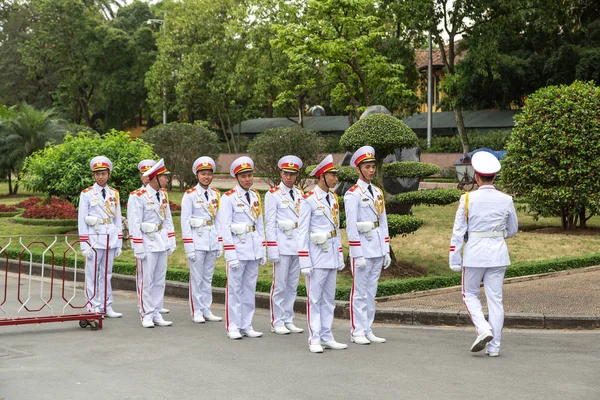 越南河内 2018年6月7日 在越南河内的胡志明陵墓 在夏季的一天 改变守卫 — 图库照片