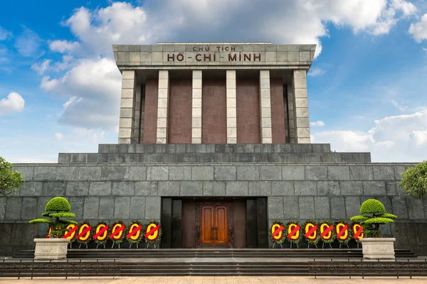 Ho Chi Minh Mausoleum Hanoi, Vietnam bir yaz günü içinde