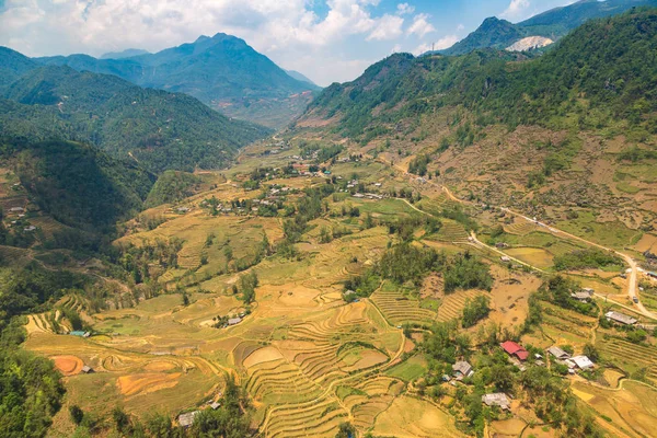 Panoramik Terraced pirinç alan bir yaz günü Sapa, Lao Cai, Vietnam