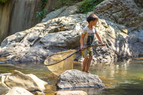 Sapa Vietnam Juni 2018 Pojke Fiske Vid Floden Sapa Lao — Stockfoto