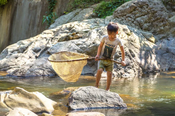 Sapa Vietnam Června 2018 Boy Rybolov Řece Vietnamu Sapa Lao — Stock fotografie