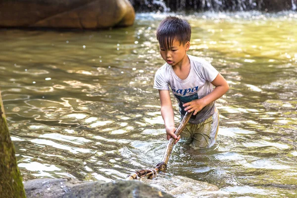 Sapa Vietnam Giugno 2018 Ragazzo Che Pesca Fiume Sapa Lao — Foto Stock