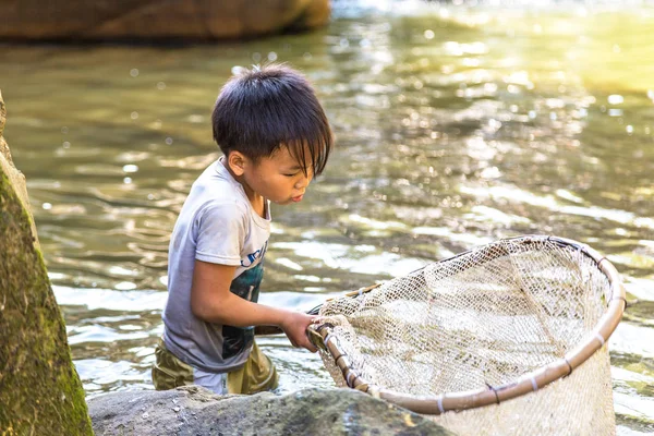 越南萨帕 2018年6月19日 男孩钓鱼在河在沙巴 越南在夏天天 — 图库照片