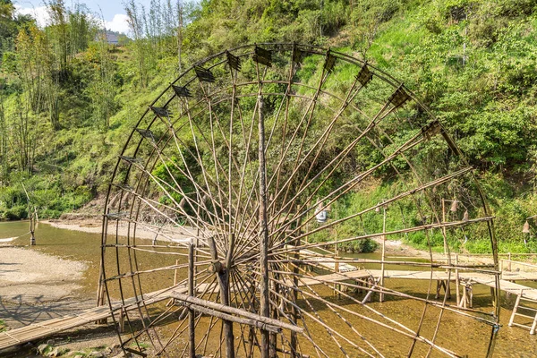 Kedi köyündeki su değirmeni Sapa yakınlarında, Lao Cai, Vietnam 'da yaz günü