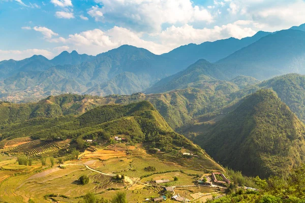 Panoramik Terraced pirinç alan bir yaz günü Sapa, Lao Cai, Vietnam