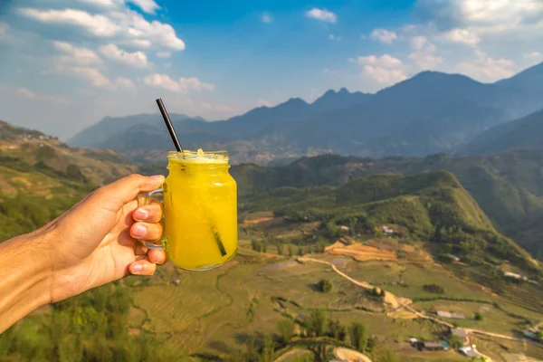 Hand Med Ett Glas Ananasjuice Framför Terrasserad Risfält Sapa Vietnam — Stockfoto