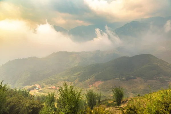 Panoramik Terraced pirinç alan bir yaz günü Sapa, Lao Cai, Vietnam