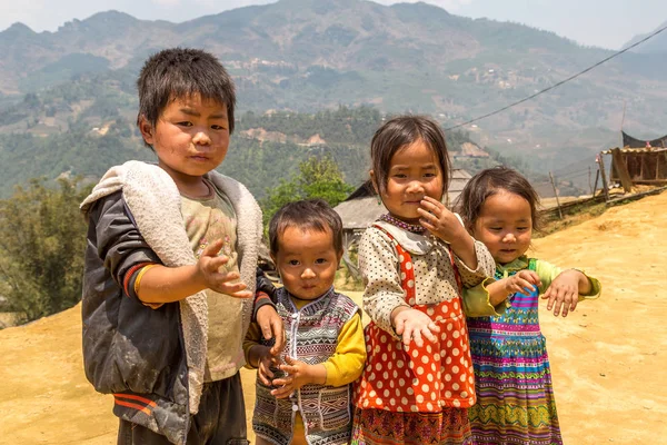 Sapa, Vietnam - 19 Haziran 2018: Bir yaz günü Vietnam'da Sapa, Lao Cai, etnik azınlık çocuklarda