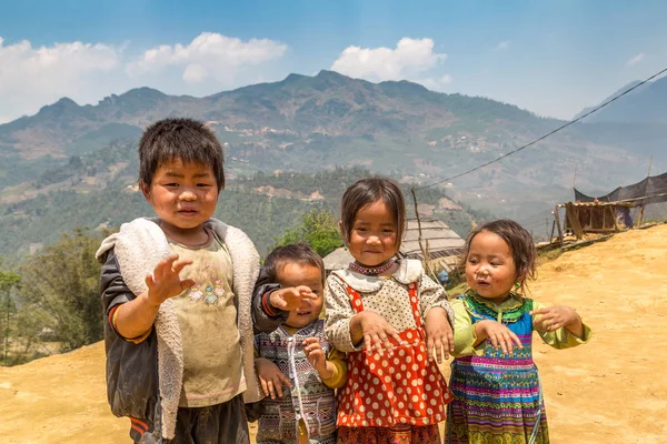 Sapa, Vietnam - 19 Haziran 2018: Bir yaz günü Vietnam'da Sapa, Lao Cai, etnik azınlık çocuklarda
