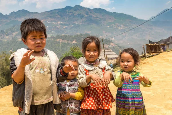 Sapa, Vietnam - 19 Haziran 2018: Bir yaz günü Vietnam'da Sapa, Lao Cai, etnik azınlık çocuklarda
