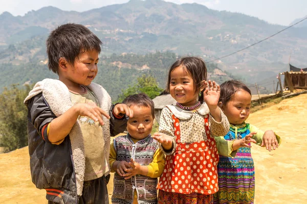 Sapa, Vietnam - 19 Haziran 2018: Bir yaz günü Vietnam'da Sapa, Lao Cai, etnik azınlık çocuklarda