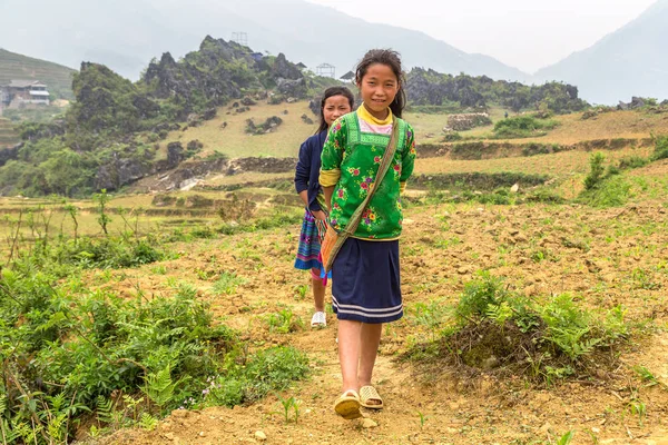 Sapa, Vietnam - 19 Haziran 2018: Bir yaz günü Vietnam'da Sapa, Lao Cai, etnik azınlık çocuklarda