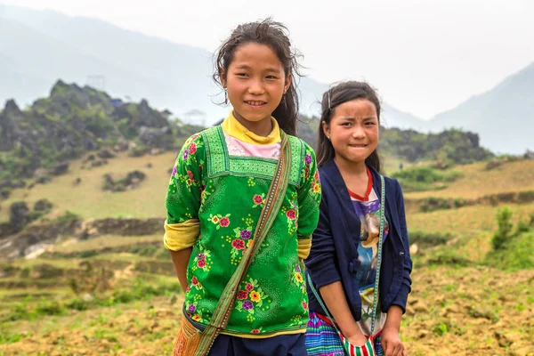 Sapa, Vietnam - 19 Haziran 2018: Bir yaz günü Vietnam'da Sapa, Lao Cai, etnik azınlık çocuklarda