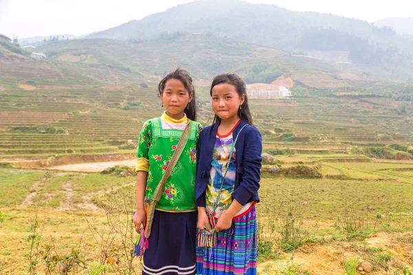 Sapa, Vietnam - 19 Haziran 2018: Bir yaz günü Vietnam'da Sapa, Lao Cai, etnik azınlık çocuklarda