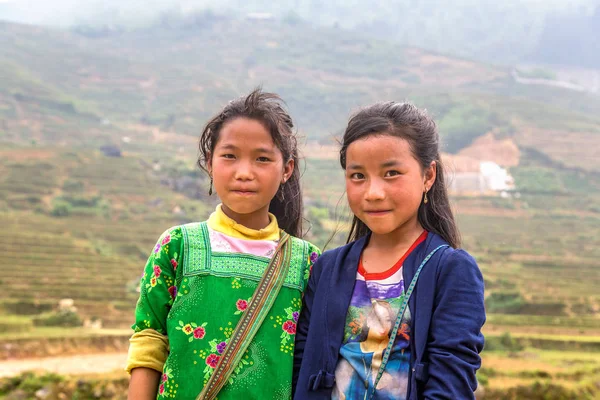 Sapa, Vietnam - 19 Haziran 2018: Bir yaz günü Vietnam'da Sapa, Lao Cai, etnik azınlık çocuklarda