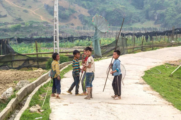 Sapa, Vietnam - 19 Haziran 2018: Bir yaz günü Vietnam'da Sapa, Lao Cai, etnik azınlık çocuklarda
