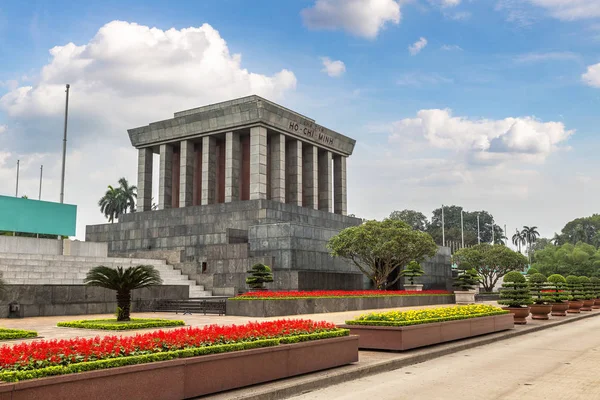 Ho Chi Minh Mausoleum Hanoi, Vietnam bir yaz günü içinde