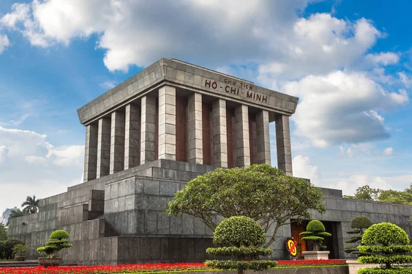Ho Chi Minh Mausoleum Hanoi, Vietnam bir yaz günü içinde