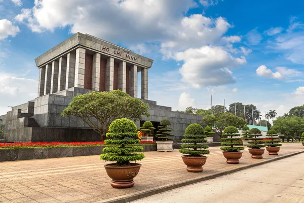 Ho Chi Minh Mausoleum Hanoi, Vietnam bir yaz günü içinde