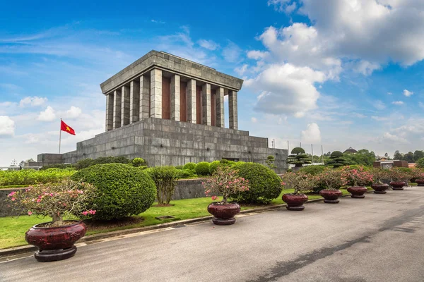 Ho Chi Minh Mausoleum Hanoi, Vietnam bir yaz günü içinde