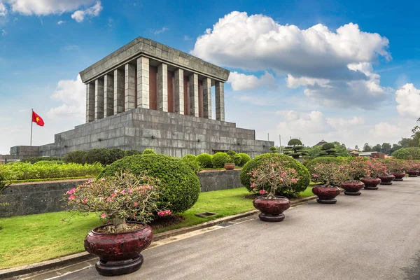 Ho Chi Minh Mausoleum Hanoi, Vietnam bir yaz günü içinde