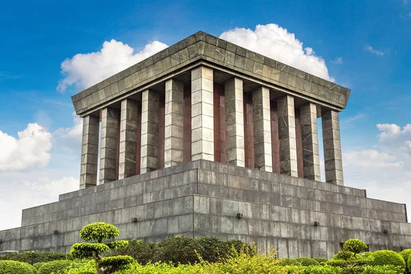 Ho Chi Minh Mausoleum Hanoi, Vietnam bir yaz günü içinde