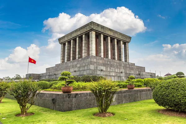 Ho Chi Minh Mausoleum Hanoi, Vietnam bir yaz günü içinde