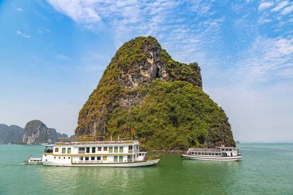 Dünya doğal mirası Halong bay, bir yaz günü Vietnam'da