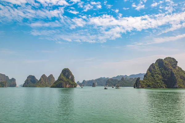 Dünya doğal mirası Halong bay, bir yaz günü Vietnam'da