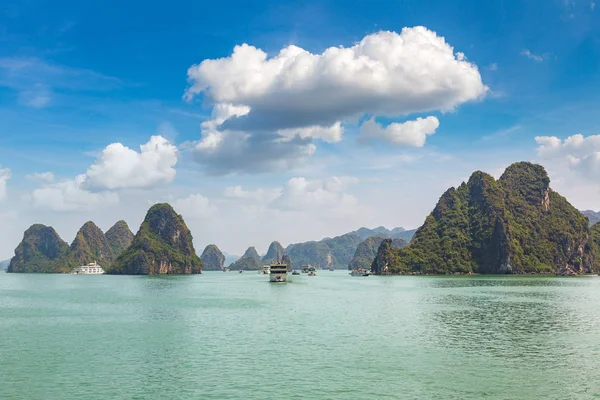 Patrimonio Naturale Dell Umanità Baia Halong Vietnam Una Giornata Estiva — Foto Stock