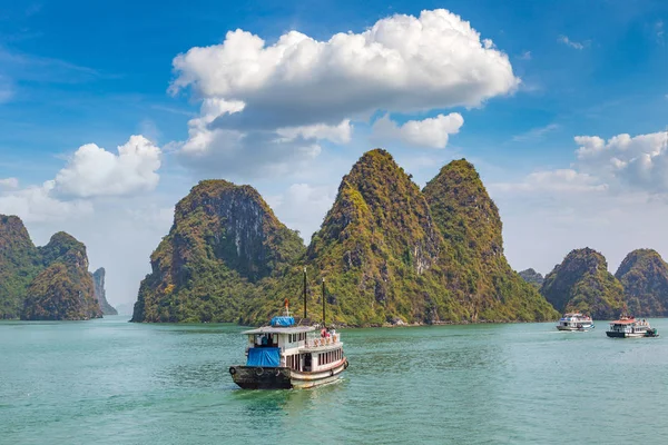 Dünya doğal mirası Halong bay, bir yaz günü Vietnam'da