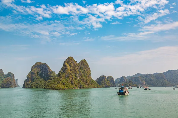 Dünya doğal mirası Halong bay, bir yaz günü Vietnam'da