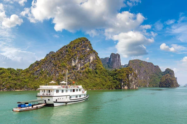 Dünya doğal mirası Halong bay, bir yaz günü Vietnam'da