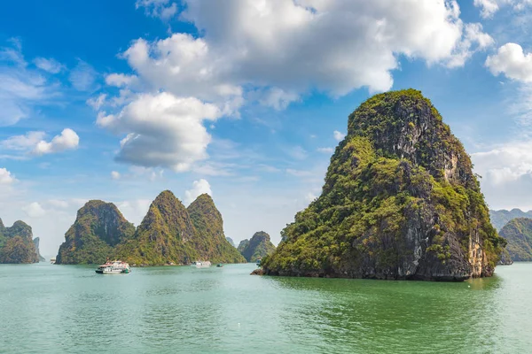 Dünya doğal mirası Halong bay, bir yaz günü Vietnam'da