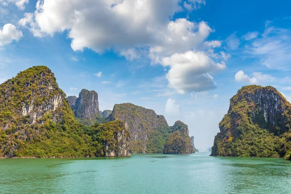 Dünya doğal mirası Halong bay, bir yaz günü Vietnam'da
