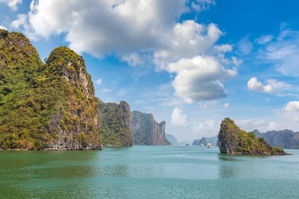 Dünya doğal mirası Halong bay, bir yaz günü Vietnam'da