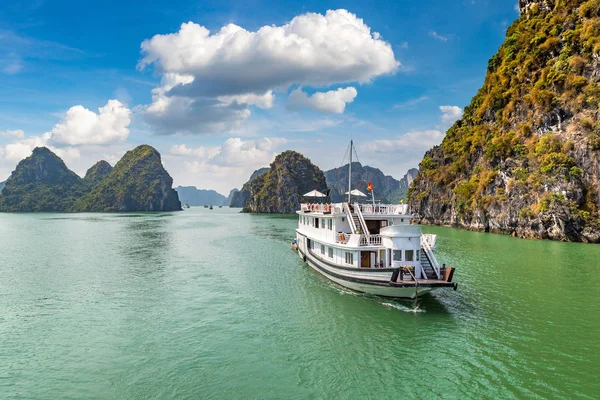 Dünya doğal mirası Halong bay, bir yaz günü Vietnam'da