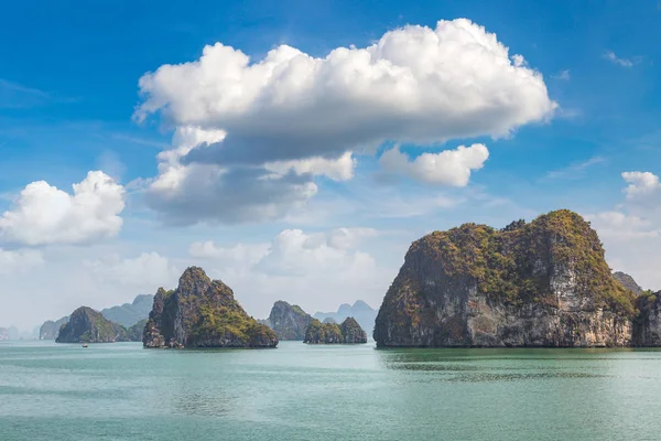 Dünya doğal mirası Halong bay, bir yaz günü Vietnam'da