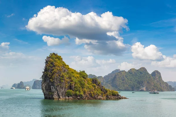 Dünya doğal mirası Halong bay, bir yaz günü Vietnam'da